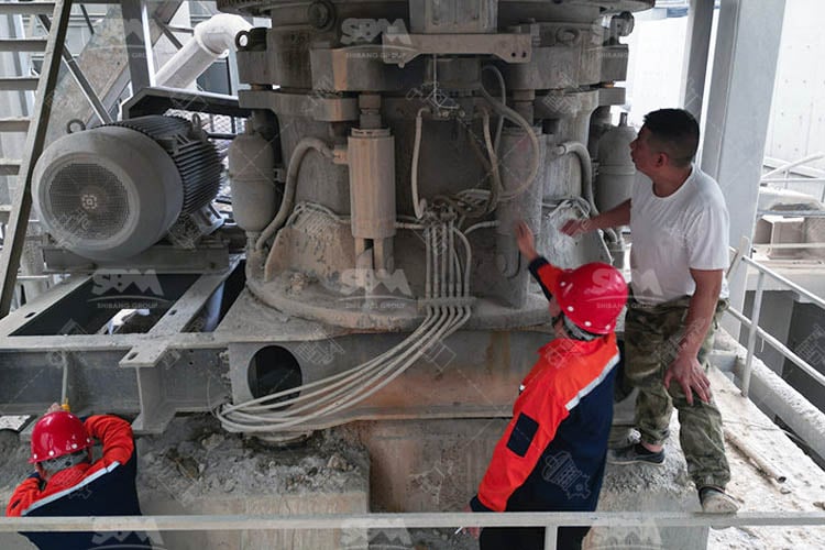 Nuestros ingenieros están inspeccionando la trituradora de cono