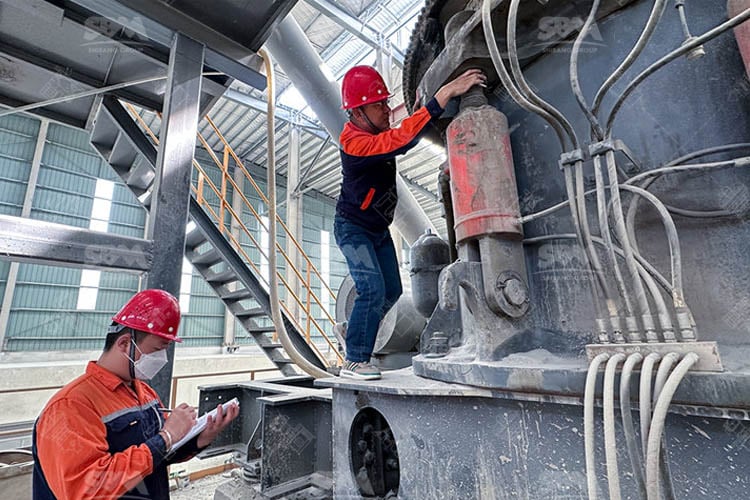 Nuestros ingenieros están inspeccionando la trituradora de cono