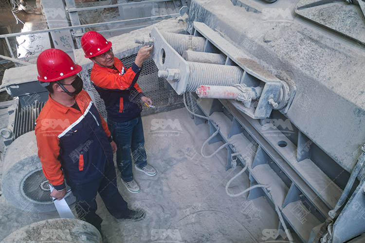 Nuestros ingenieros están inspeccionando la trituradora de piedra