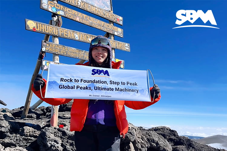 La bandera de SBM ondea en la cima del monte Kilimanjaro, el &laquo;techo de &Aacute;frica&raquo;