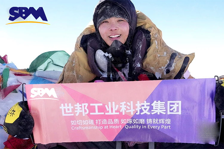 La bandera de SBM ondea en la cima del monte Kilimanjaro, el &laquo;techo de &Aacute;frica&raquo;